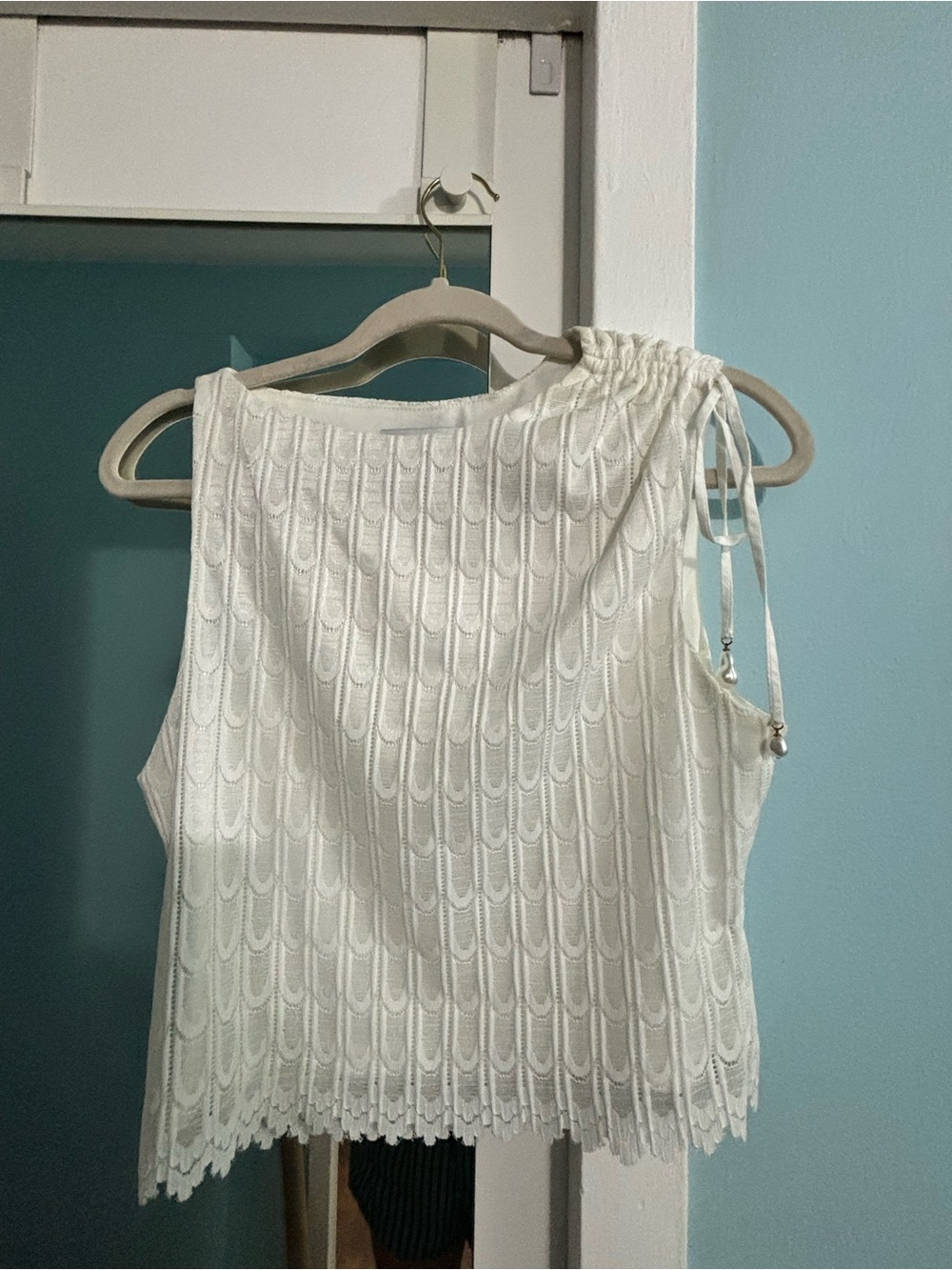 En Saison Pearl White Knit Sleeveless Top with Scalloped Texture